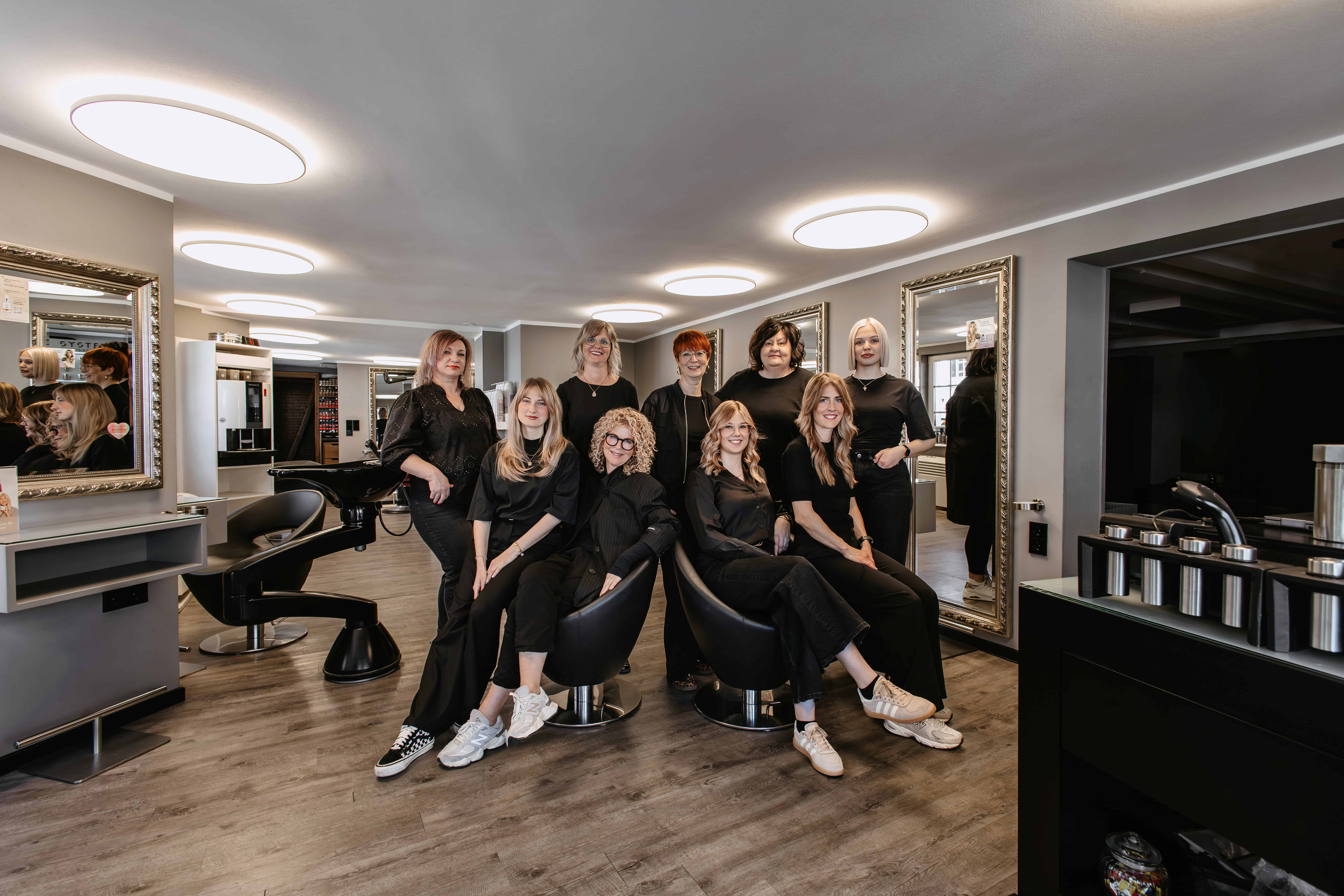 Das gesamte Team von Salon Glade — Marion Keßler und ihre acht Stylistinnen